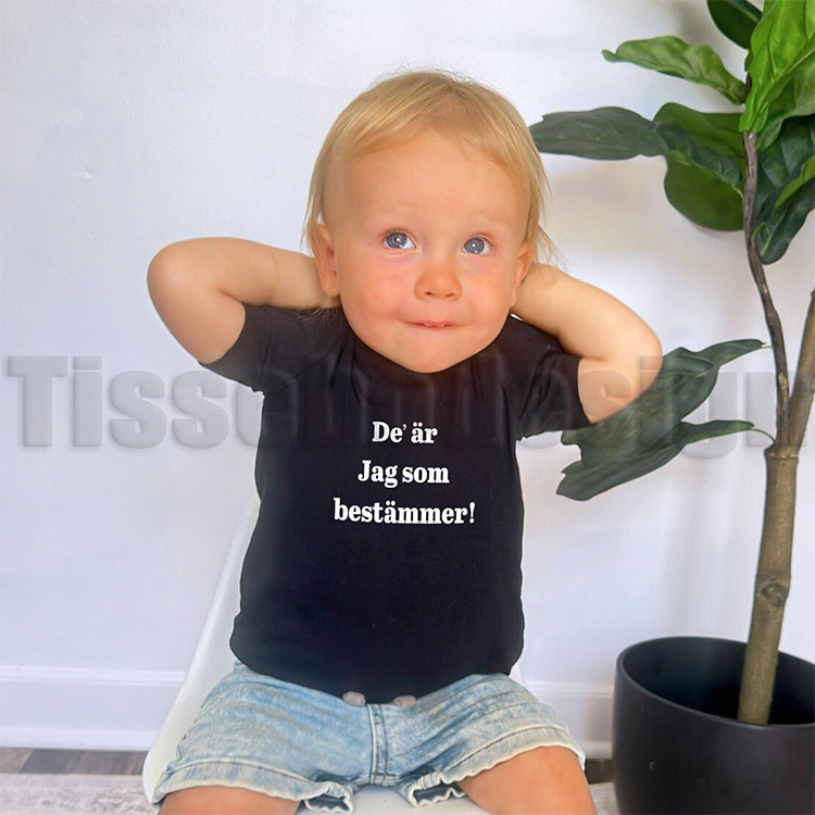 Barn i t-shirt med texten De' är jag som bestämmer! – tydligt motiv med attityd