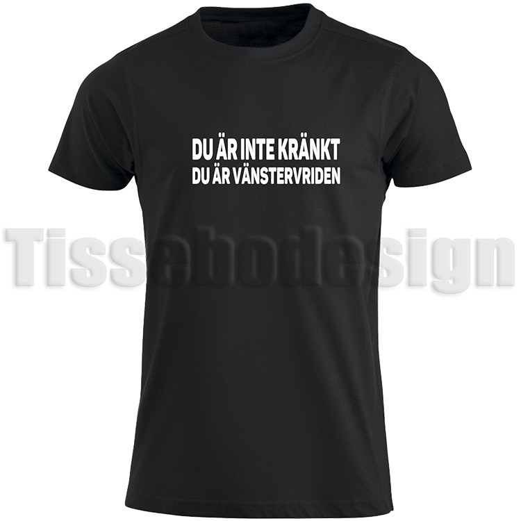 Svart unisex T-shirt med texten Du Är Inte Kränkt Du Är Vänsterdriven i vitt tryck, 100 % bomull, storlekar S–5XL.