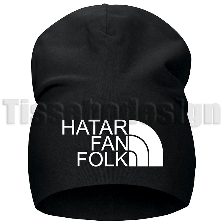Svart unisex mössa med trycket Hatar Fan Folk i vit text, tillverkad i två-lagers slätt trikåmaterial.
