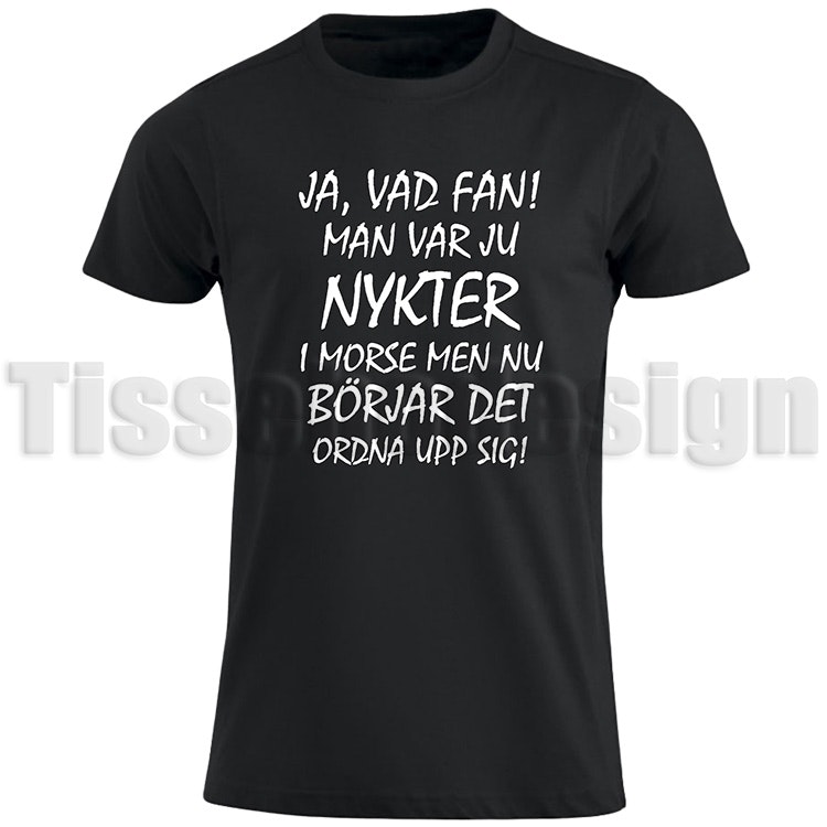 Svart T-shirt med vit text Ja, Vad Fan! Man Var Ju Nykter I Morse Men Nu Börjar Det Ordna Upp Sig! - humoristisk design, 100% bomull, unisex, S till 5XL.