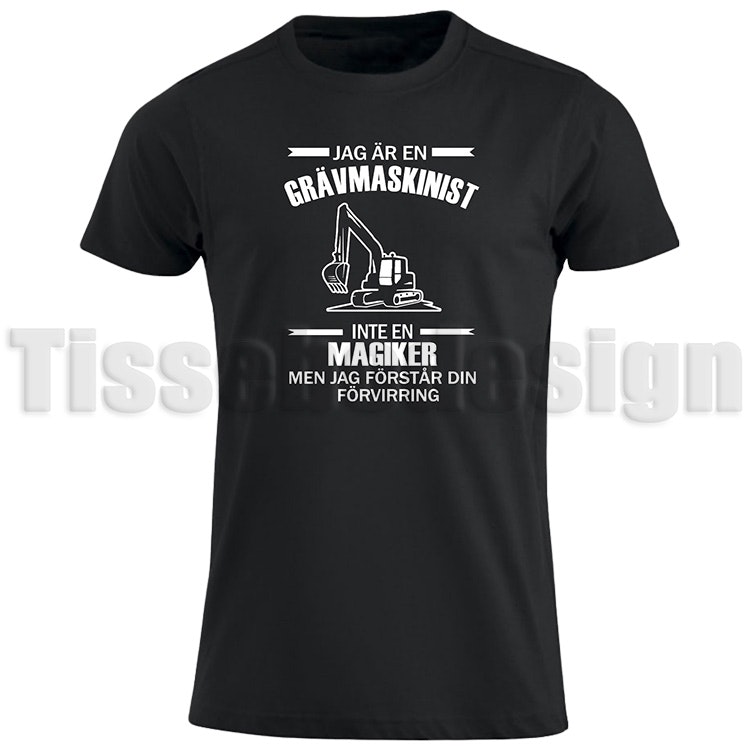Svart T-shirt med vit text Jag är en grävmaskinist, Inte en Magiker - humoristisk design, 100% bomull, unisex, S till 5XL.