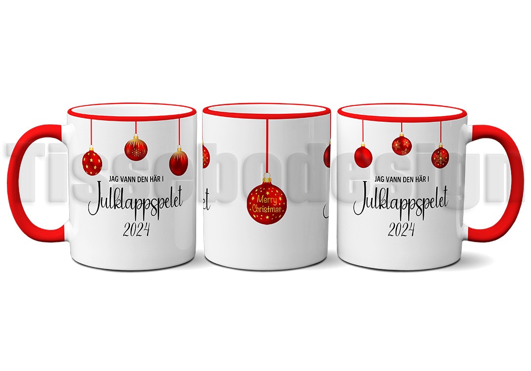 Keramisk mugg med texten Jag Vann Den Här I Julklappspelet 2024, dekorativt röda julkulor, 330 ml, rött handtag och kant, tryck på båda sidor.