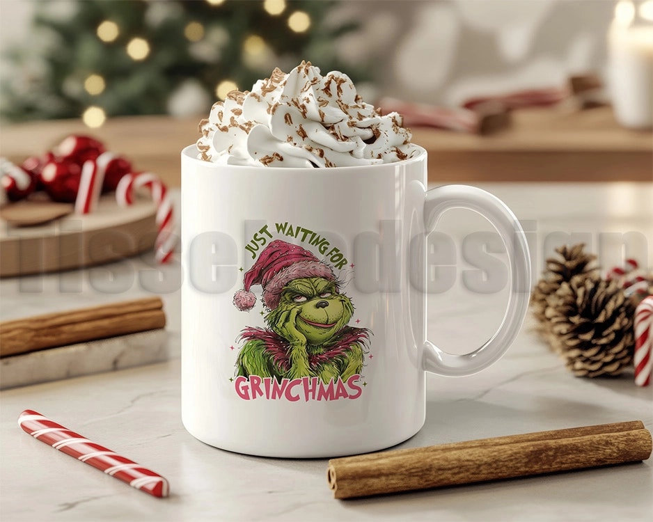 Vit keramisk mugg med texten "Just Waiting For Grinchmas", 330 ml, med tryck på båda sidor.