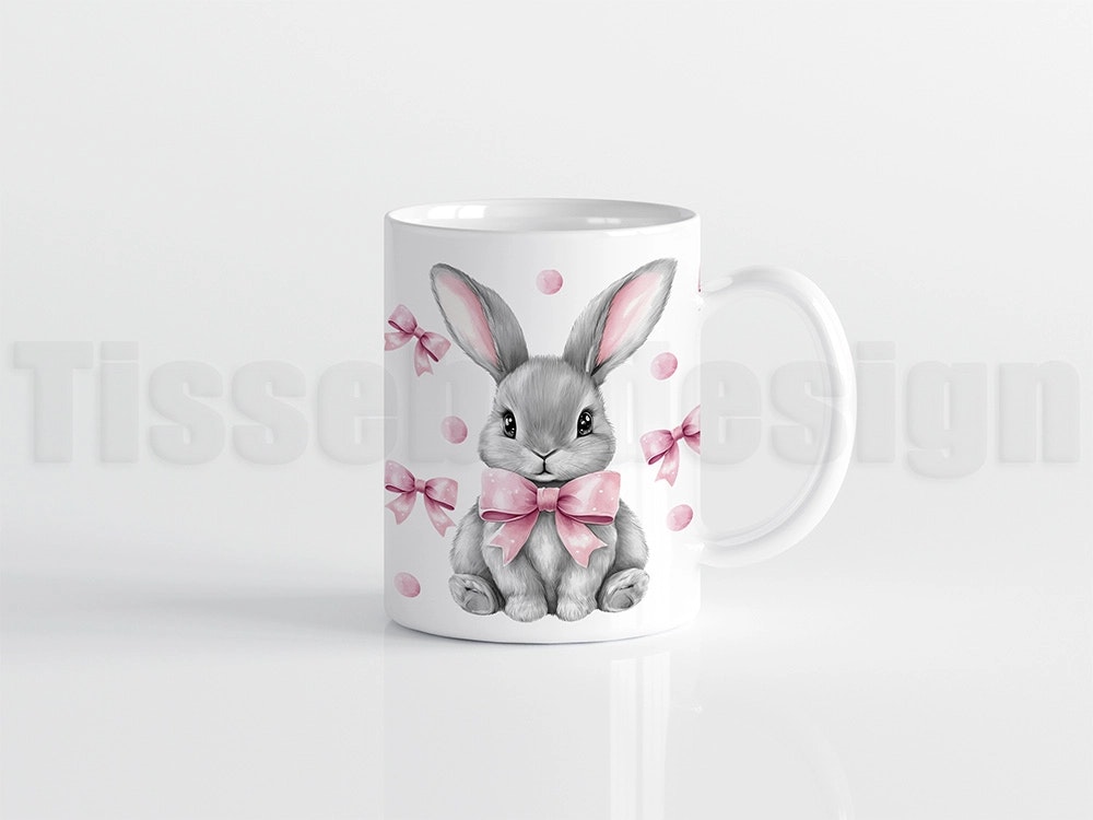 Vit påskmugg 330 ml med grå kanin, rosa rosett och prickar – söt och charmig design.