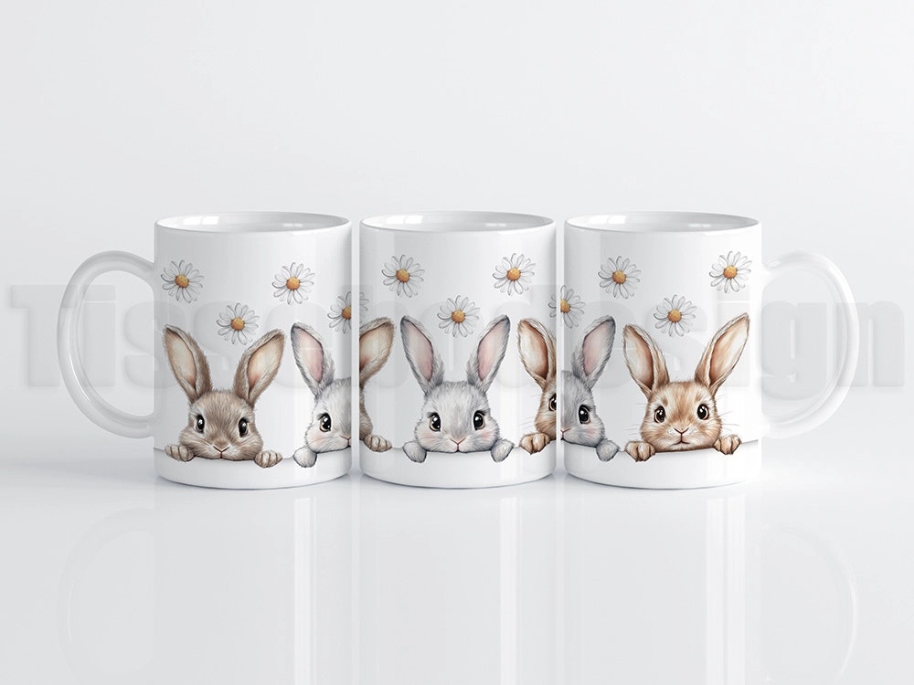 Vit påskmugg 330 ml med tre illustrerade kaniner och prästkragar – söt påskdesign i mjuka färger.
