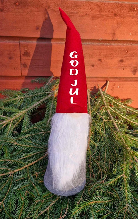 Lång tomte med röd luva och anpassningsbart namntryck, ca 48 cm hög. Perfekt som personlig juldekoration eller present