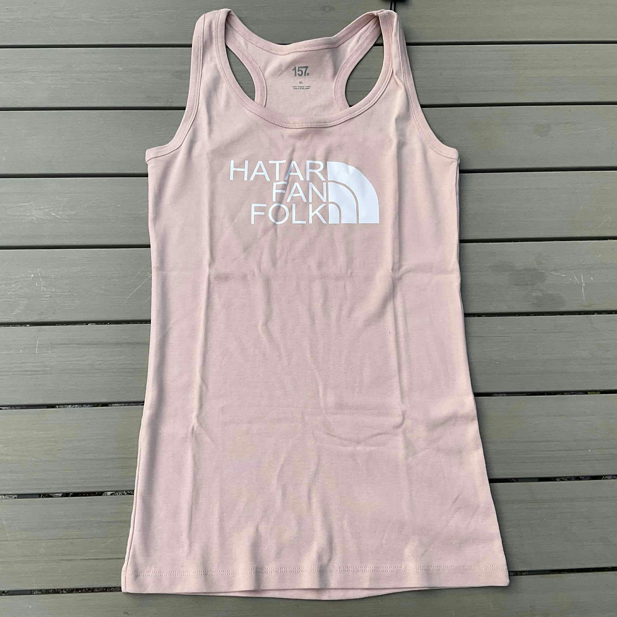 Linne med texten hatar fan folk i grafisk båge – figursytt snitt med tryck i limited edition