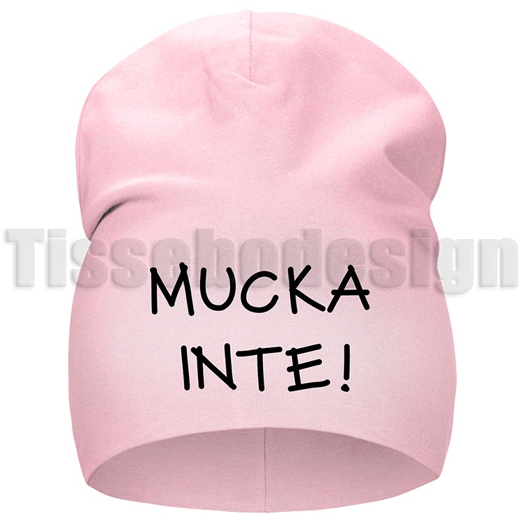 Mössa med texten MUCKA INTE! – humoristisk mössa med tryck
