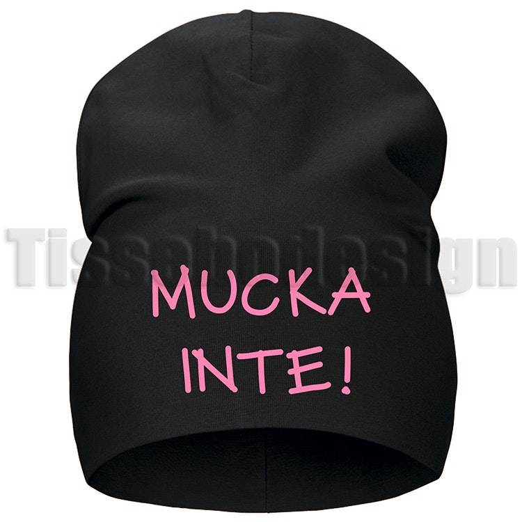 Mössa med texten MUCKA INTE! – tryckt tygmössa med budskap