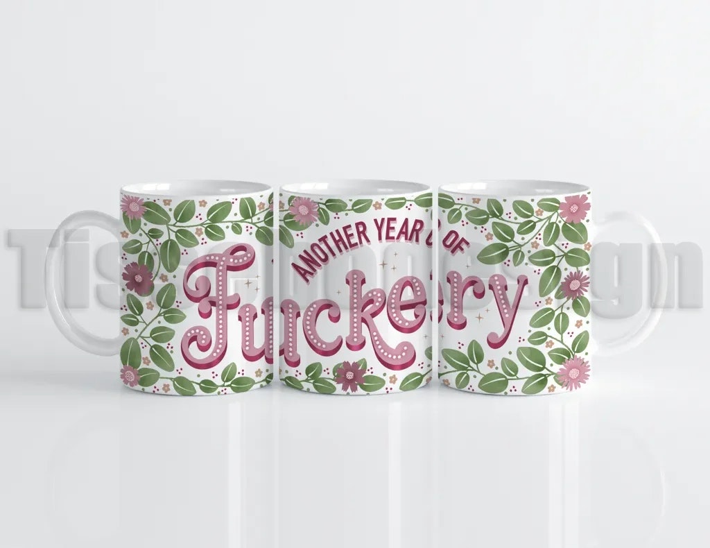 Vit mugg med rosa blommor och texten Another year of fuckery.