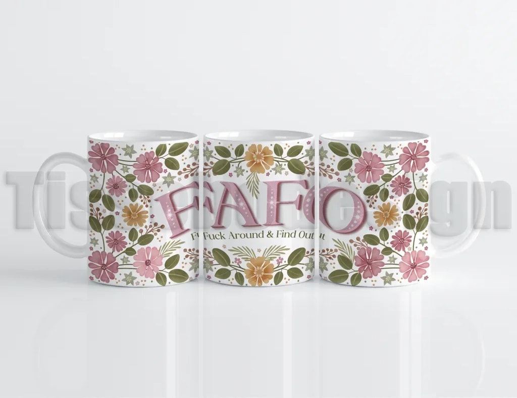Vit mugg med rosa och orange blommor och texten FAFO – F*ck Around and Find Out.