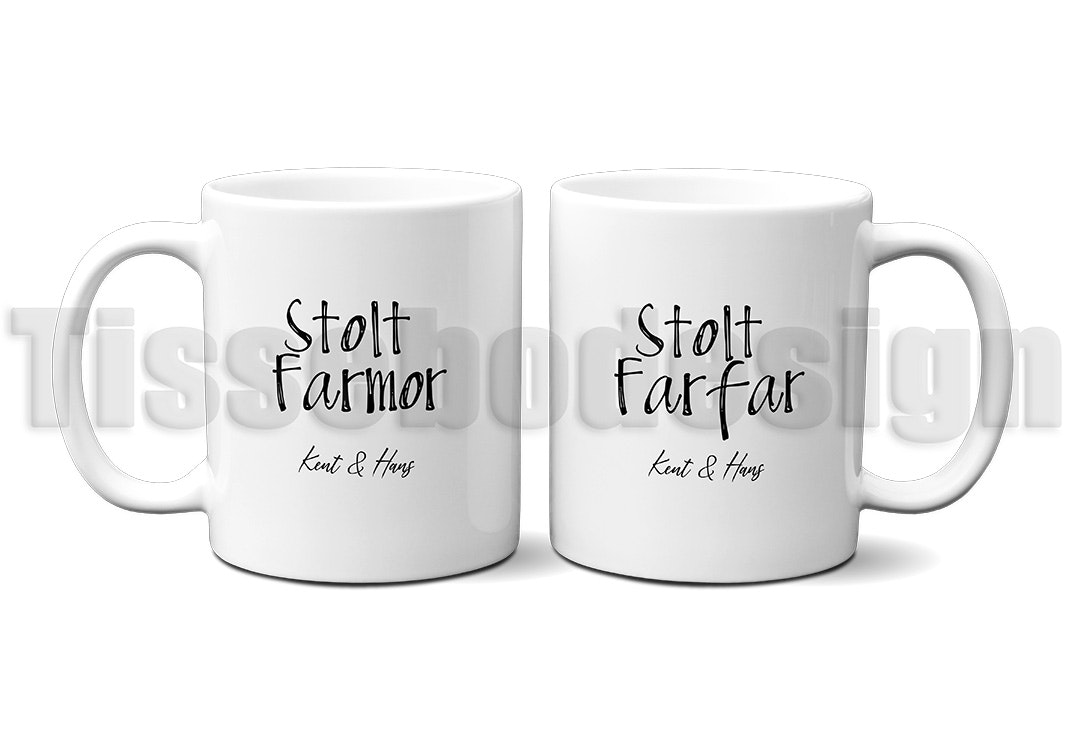 Två vita keramikmuggar, en med texten Stolt MFarmor och en med texten Stolt Farfar. Muggarna säljs var för sig och kan fås med barnbarns namn tryckta under. Storlek 330 ml.