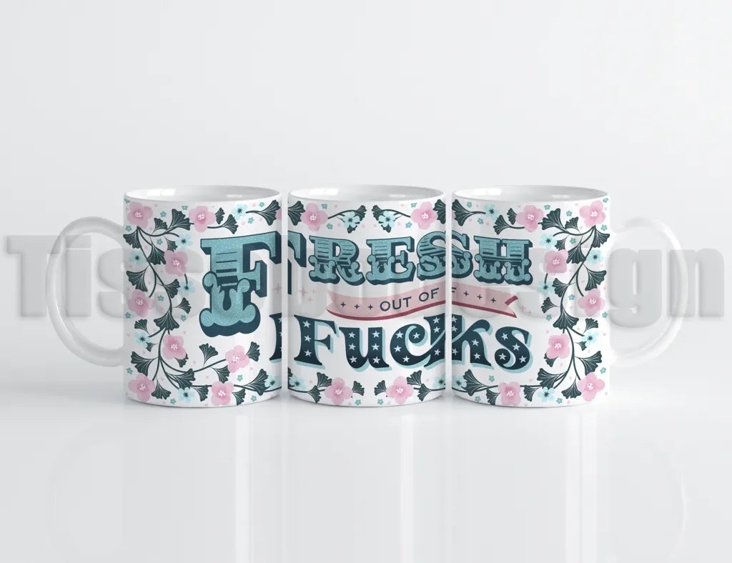 Vit mugg med blå och rosa blommor och texten Fresh out of f*cks.
