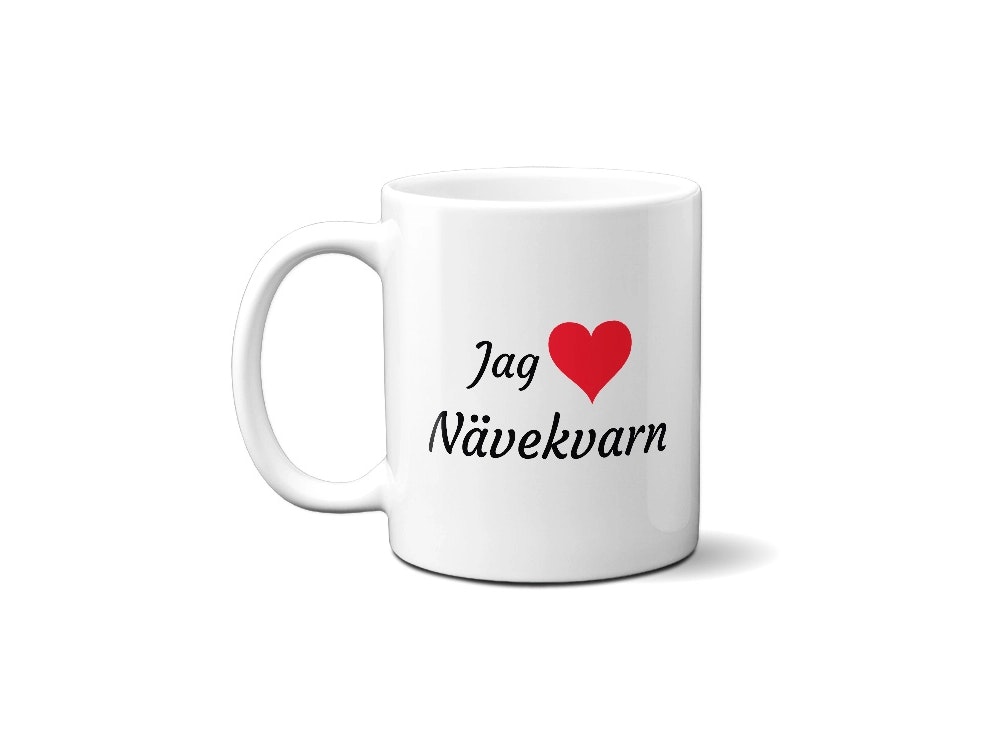 Vit porslinsmugg med Jag ❤️ Nävekvarn-tryck. Tryck på båda sidor och diskmaskinssäker. Certifierat enligt EU :s reglerverk GPSR.