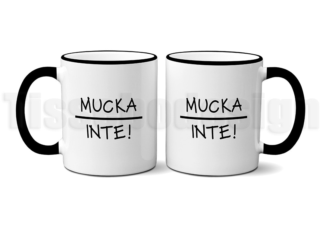Mugg med svart handtag och kant samt texten "Mucka Inte" i svart tryck, porslin 330 ml, tryck på båda sidor.