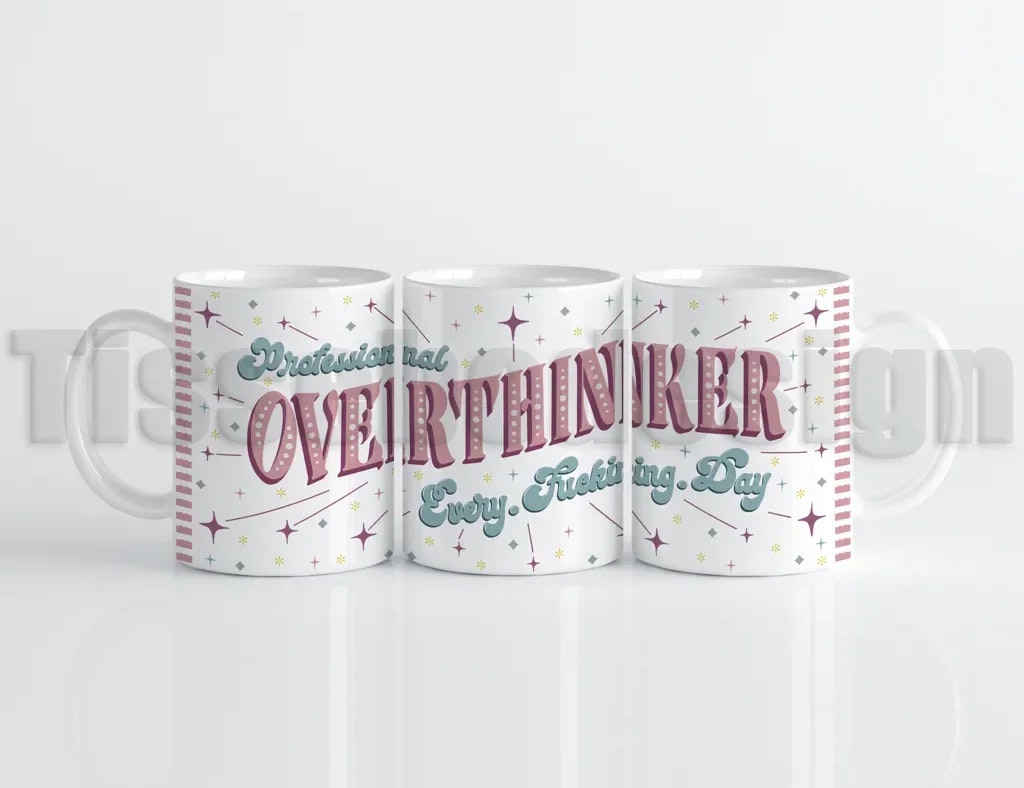 Vit mugg med retrostil och texten Professional overthinker – every f*cking day.