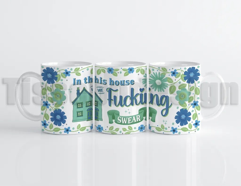 Vit mugg med blågröna blommor och texten In this house we f*cking swear.