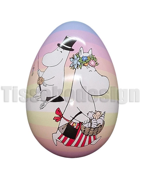 Muminpåskägg i plåt, 15 cm, med motiv av Muminmamman och Muminpappan samt personligt namn i vinyl.