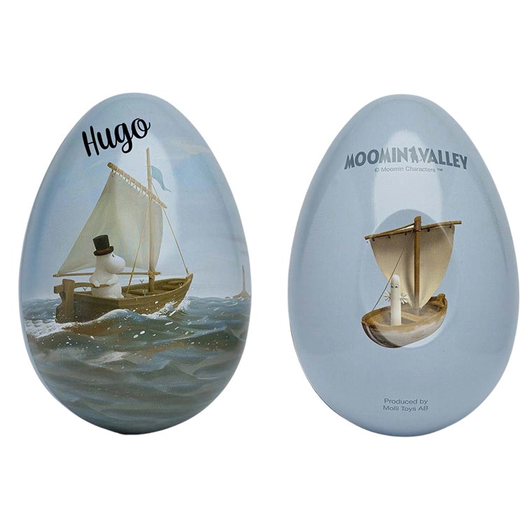 Muminpåskägg i plåt, 15 cm, med motiv av Muminpappan seglandes på havet samt personligt namn i vinyl.