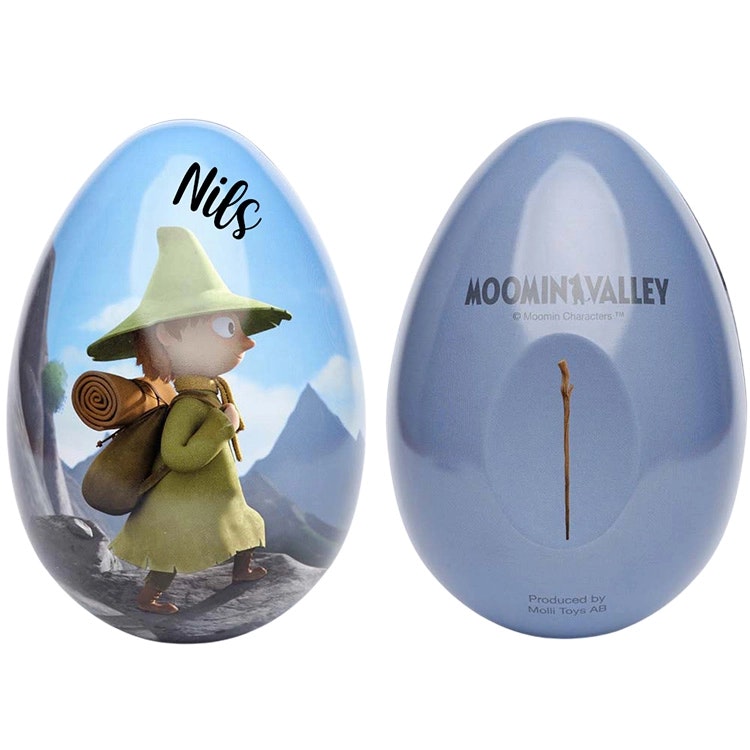Muminpåskägg i plåt, 15 cm, med motiv av Muminpappan seglandes på havet samt personligt namn i vinyl.