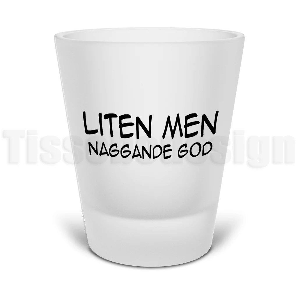 Snapsglas med frostad yta och texten Liten men naggande god – minimalistisk design med självironi