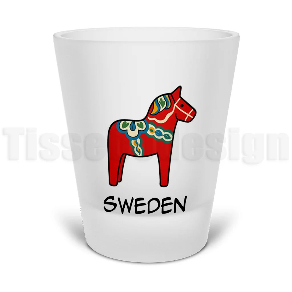 Snapsglas i frostat glas med tryck av dalahäst och texten Sweden – visas som färdigdesignad svensk souvenir