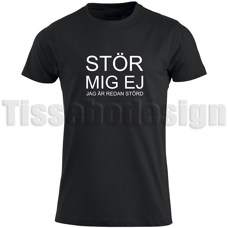 Svart T-shirt med vit text Stör Mig Inte - Jag Är Redan Störd - humoristisk design, 100% bomull, unisex, S till 5XL.