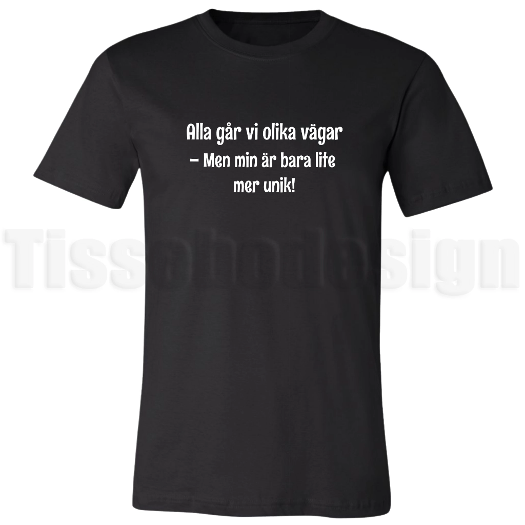 T-shirt med texten Alla går vi olika vägar – men min är bara lite mer unik! i tydlig stil – humoristiskt och självstärkande motiv