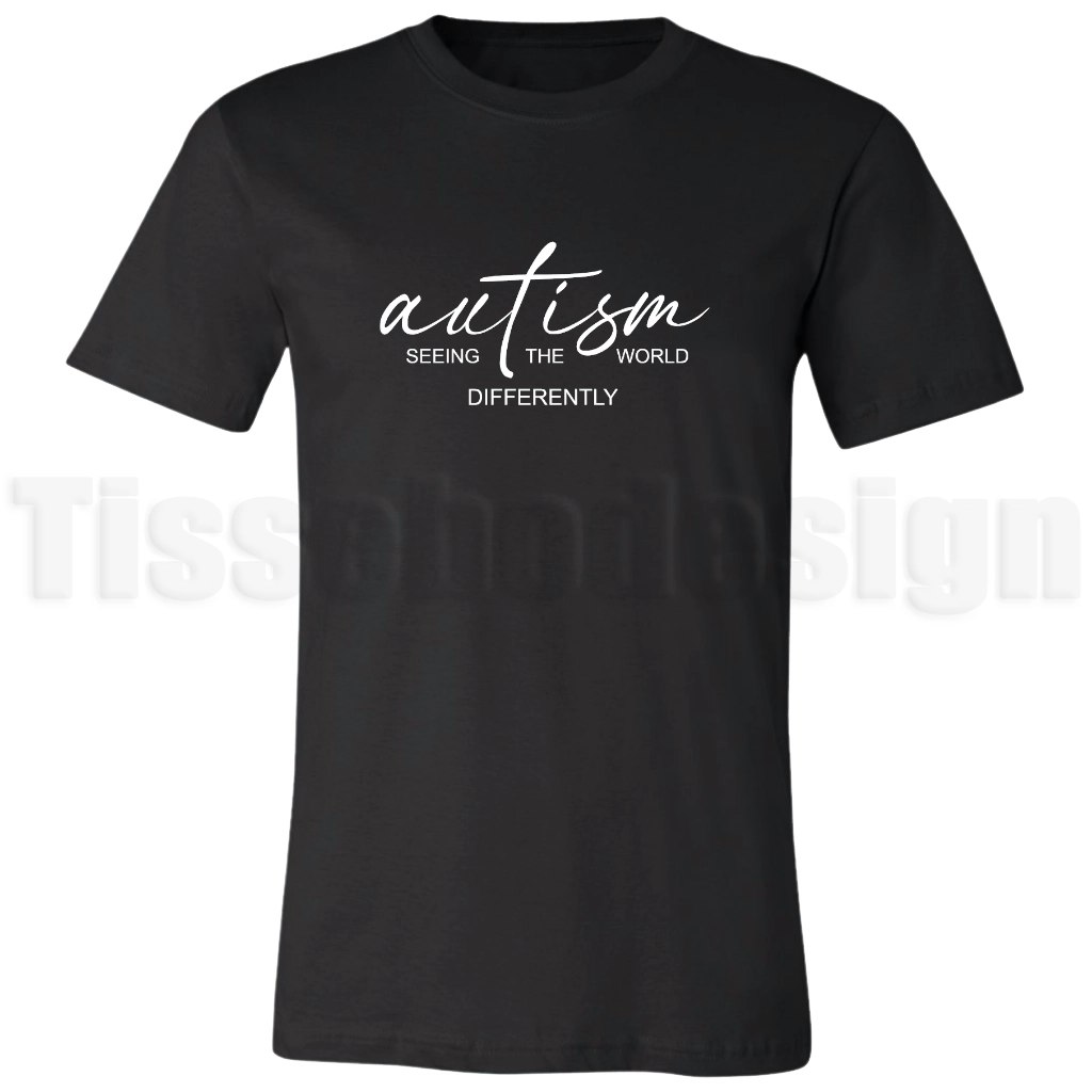 T-shirt med texten Autism – seeing the world differently i kombination av handstil och versaler – respektfullt och meningsfullt motiv