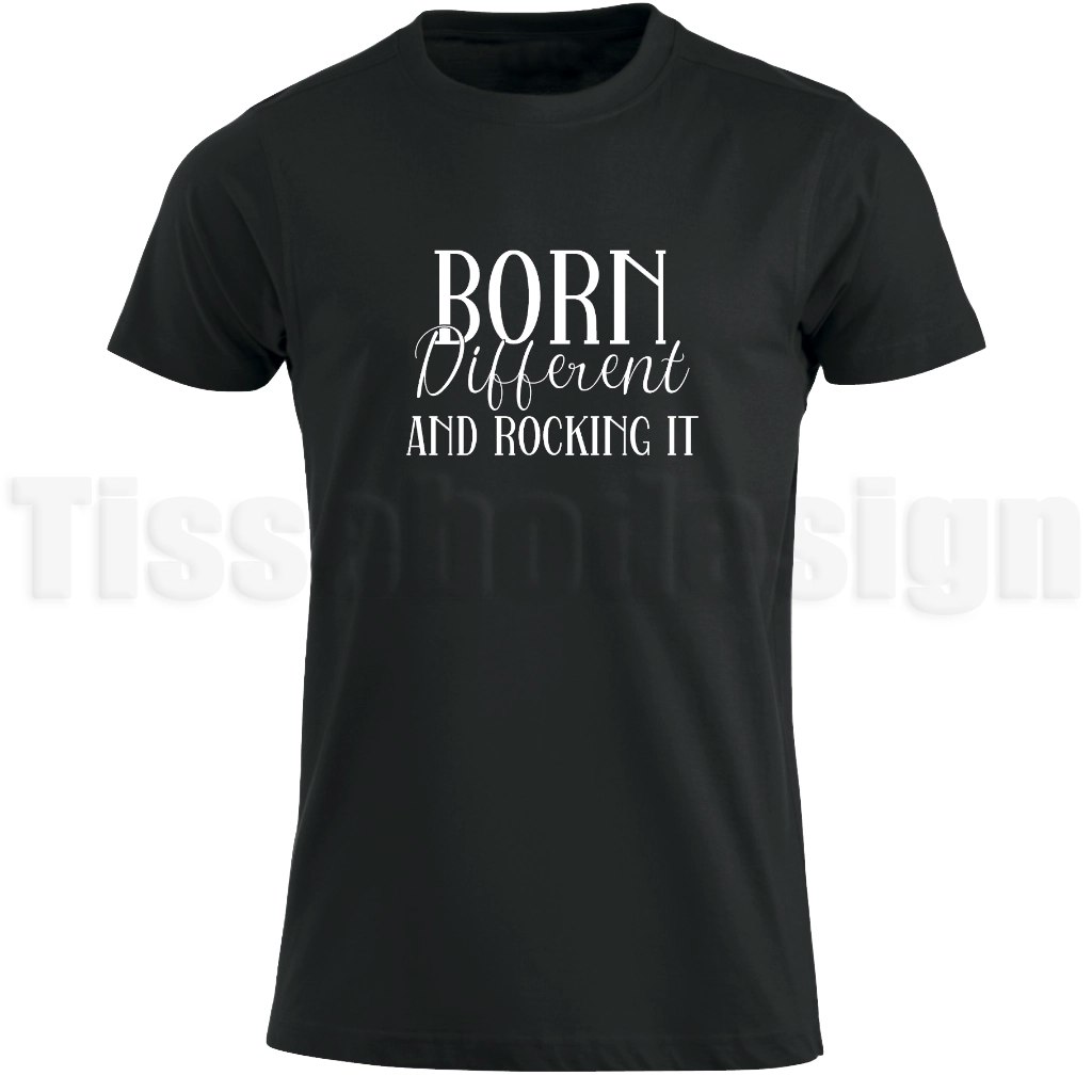 T-shirt med texten Born different and rocking it i tre typsnitt – budskap om styrka och självförtroende