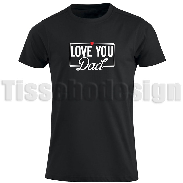 Svart T-shirt med vit text "Love You Dad" och ett litet hjärta - perfekt present till pappa, tillgänglig i storlekar S till 5XL.