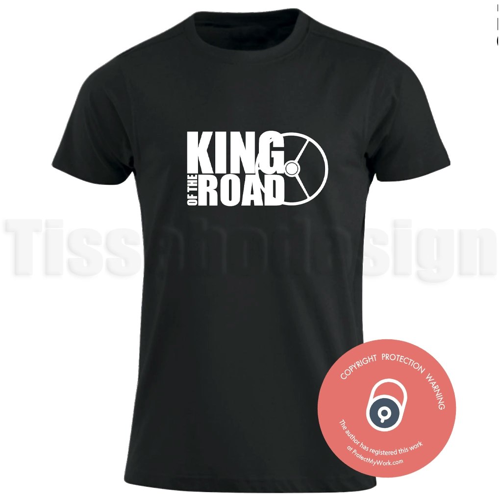 Svart t-shirt med vitt rattmotiv och texten King of the Road i kraftfull stil