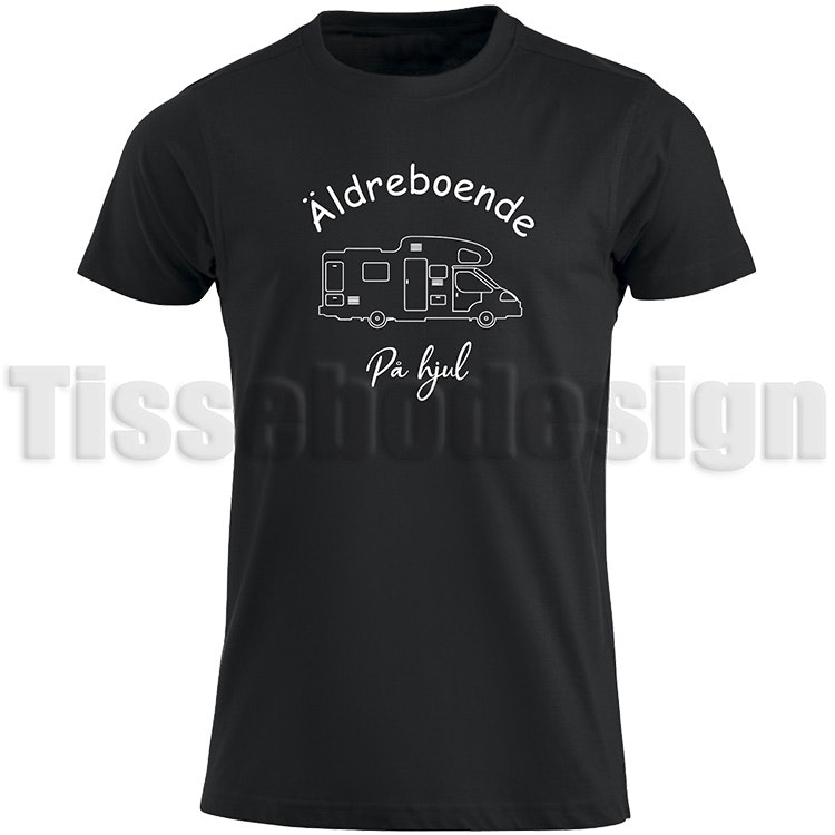 Svart T-shirt med en bild på en husbil och med texten Äldreboende På Hjul i vit - humoristisk design, 100% bomull, unisex, S till 5XL.
