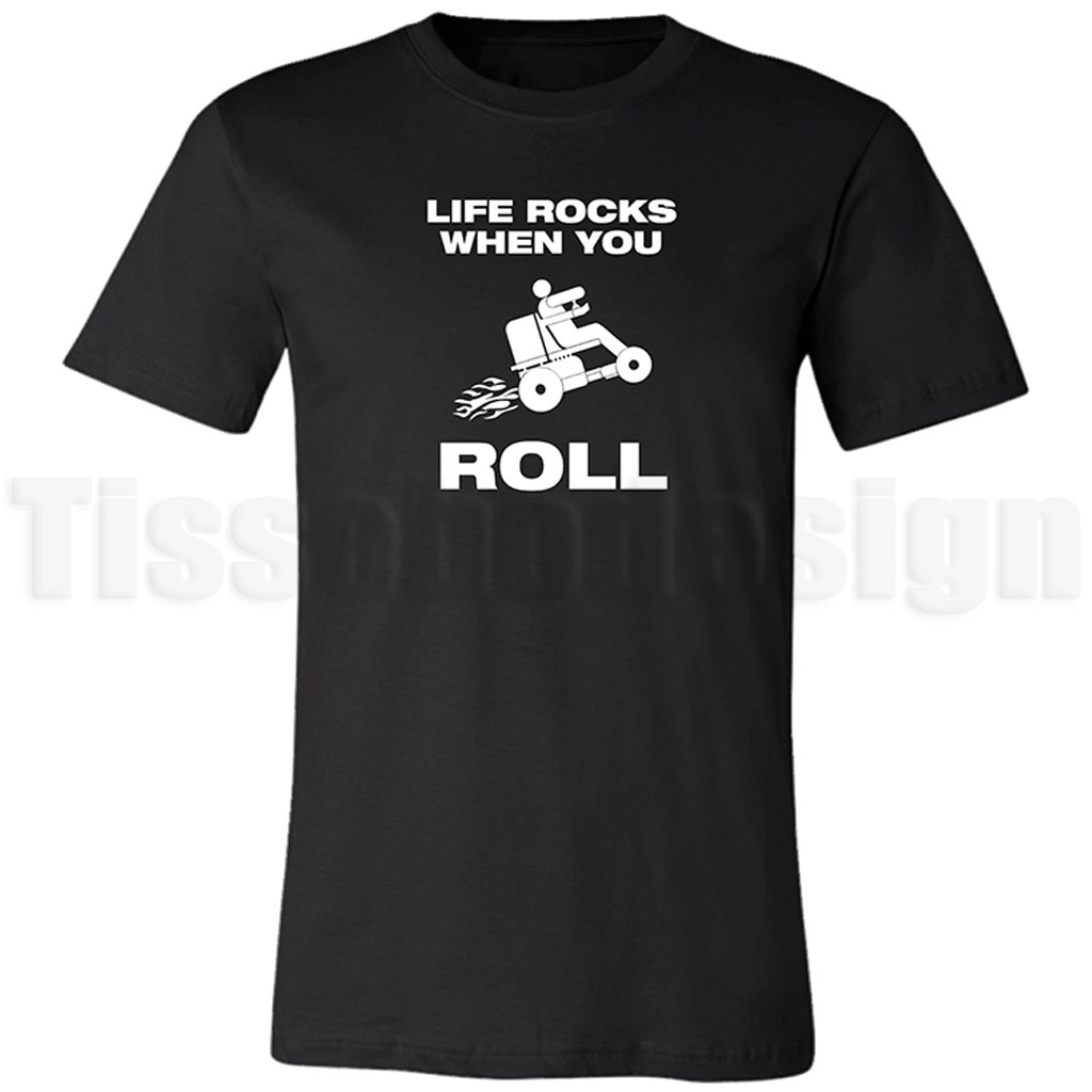 T-shirt med texten Life rocks when you roll och tecknad person i rullstol – fartfyllt och självstärkande motiv
