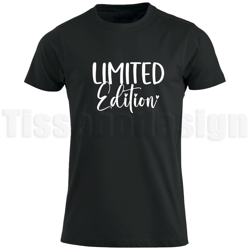 T-shirt med texten Limited Edition i modern handstil – stilrent och självsäkert motiv