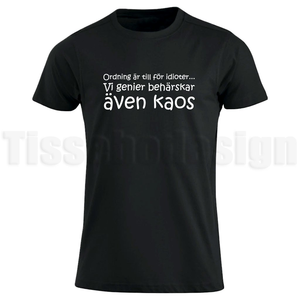 Svart T-shirt med vit text ”Ordning är till för idioter… vi genier behärskar även kaos”.