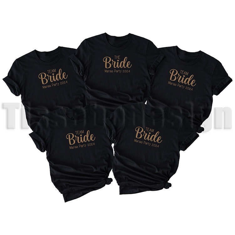 Svart T-shirt med guld text Bachelor Party Drinking Team - humoristisk design, 100% bomull, unisex, S till 5XL.