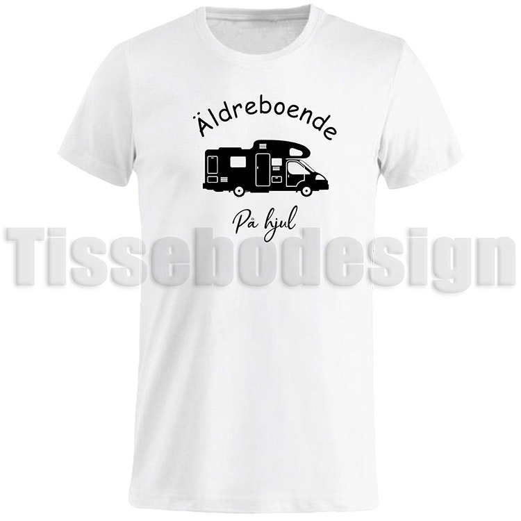 Vit T-shirt med en bild på en husbil och med texten Äldreboende På Hjul i svart - humoristisk design, 100% bomull, unisex, S till 5XL.