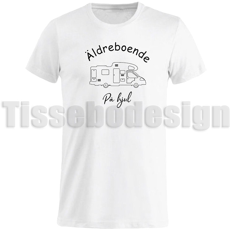 Vit T-shirt med en bild på en husbil och med text Äldreboende På Hjul i svart- humoristisk design, 100% bomull, unisex, S till 5XL.