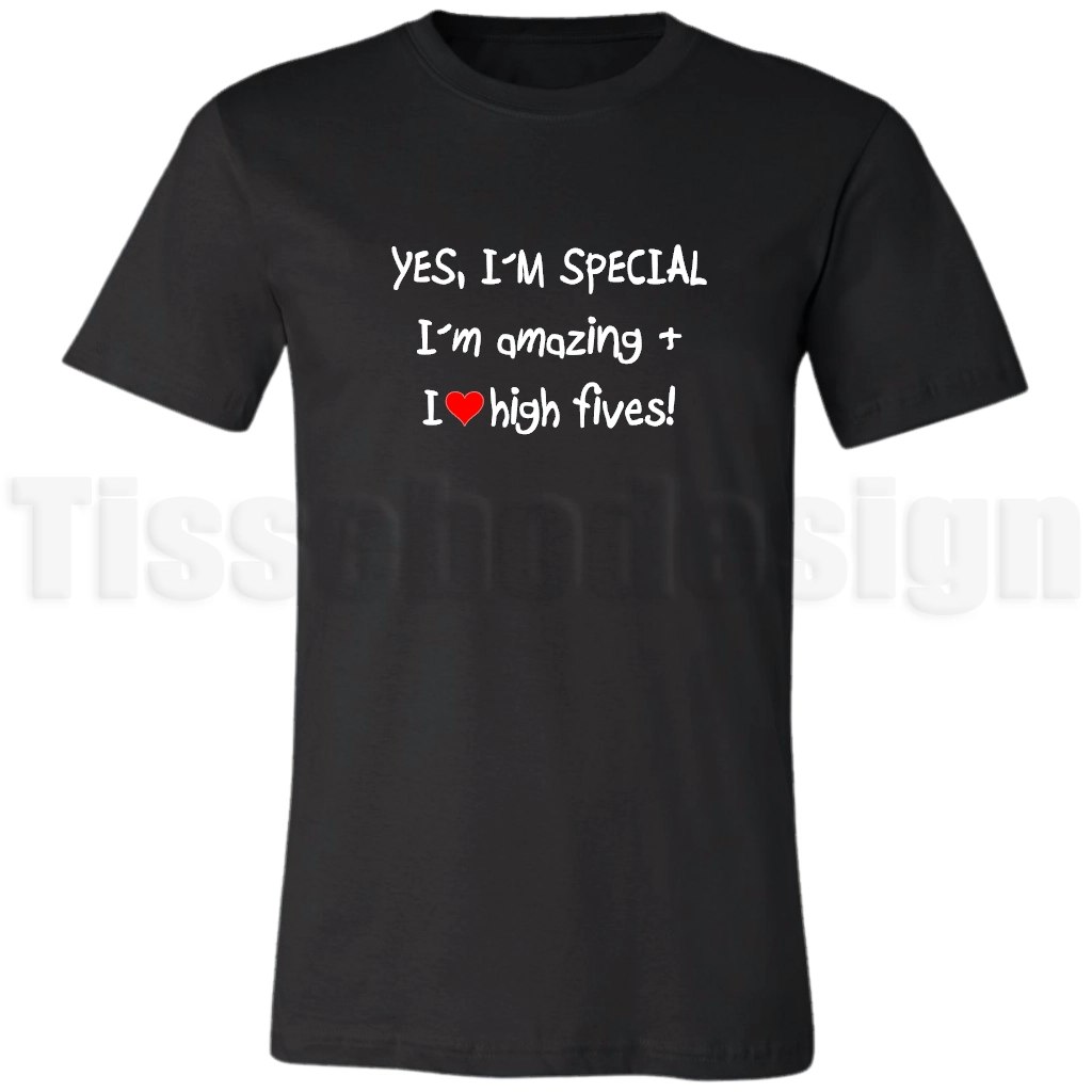 T-shirt med texten Yes, I'm special – I'm amazing & I love high fives i lekfull stil med hjärtsymbol – glädjefyllt och stärkande motiv