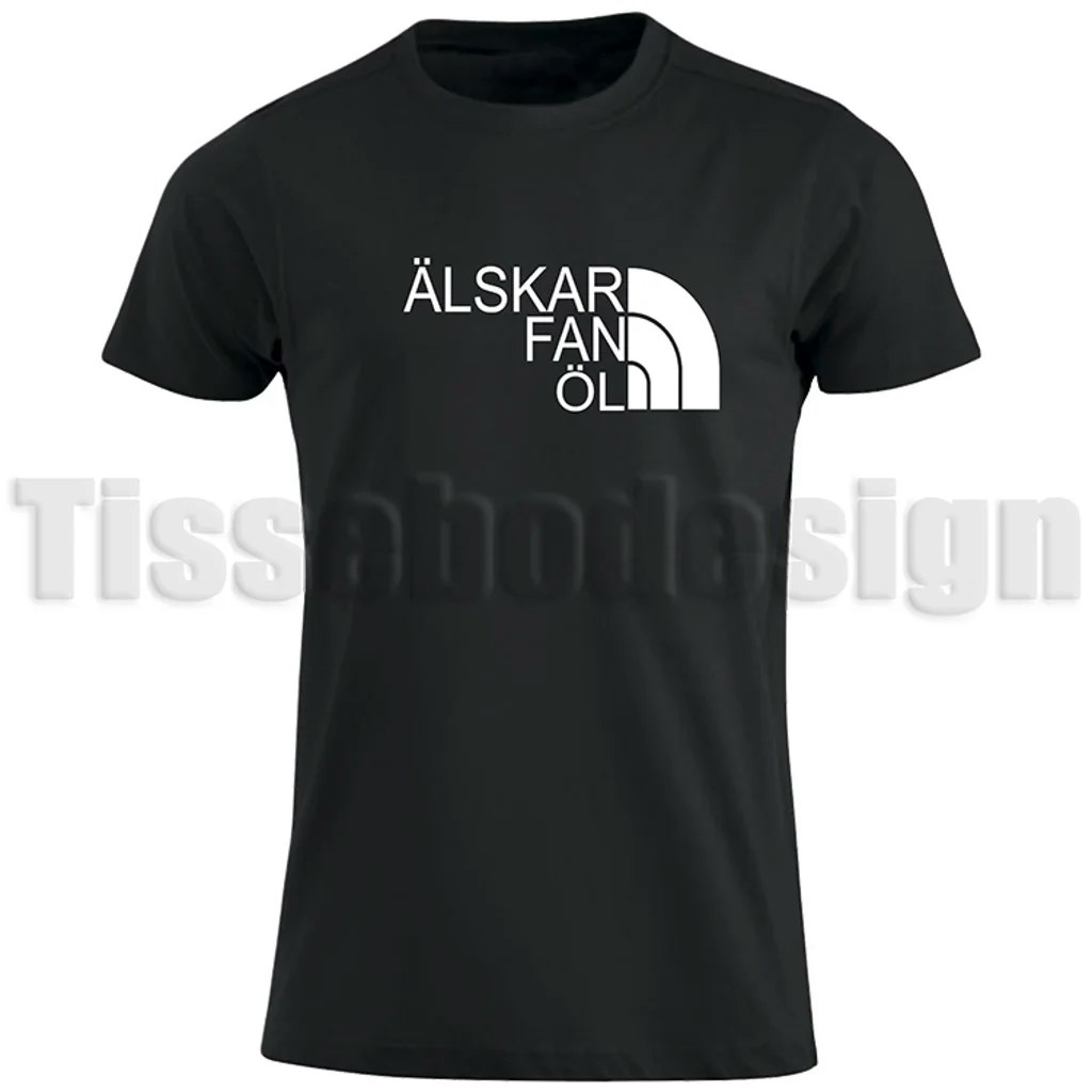 T-shirt med texten ÄLSKAR FAN ÖL i vit stiliserad design. Trycket är centrerat på bröstet. Produkten är en svart unisex T-shirt.
