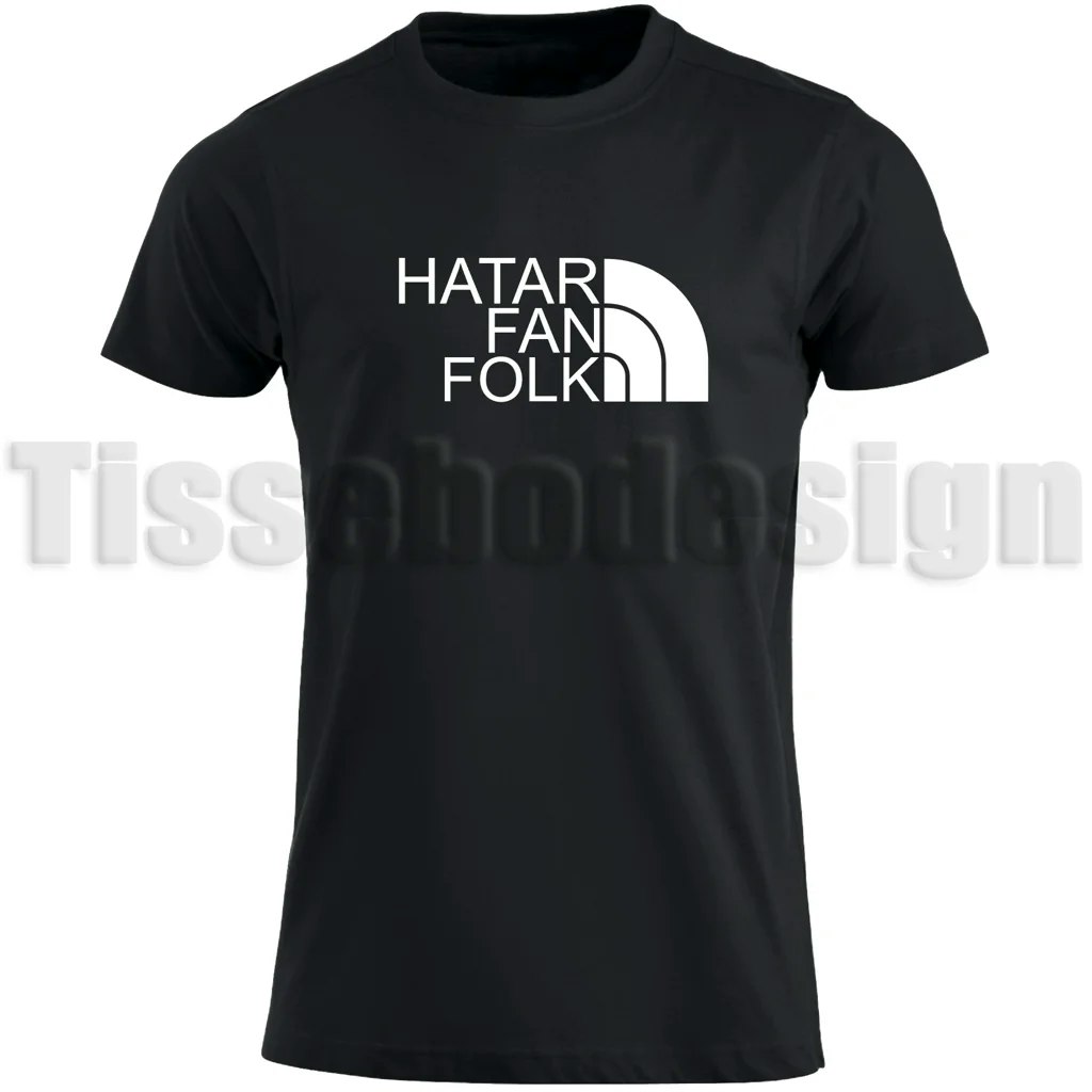 T-shirt med texten HATAR FAN FOLK i vit stilren design. Motiv i tre rader med halvcirkelgrafik. Passar dig som vill ha ett ärligt budskap på bröstet.