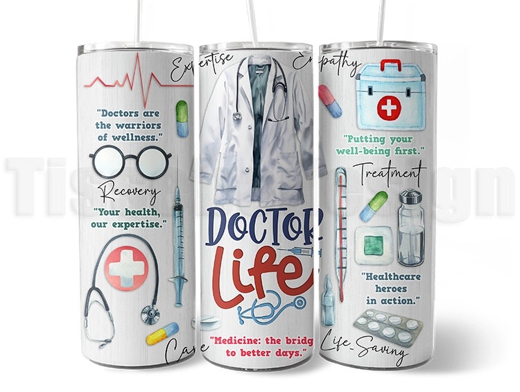 Vit 20 oz (ca 600 ml) tumbler med läkarmotiv: läkarrock, stetoskop, medicin och citat. Termosmugg för läkare och sjukvårdspersonal.