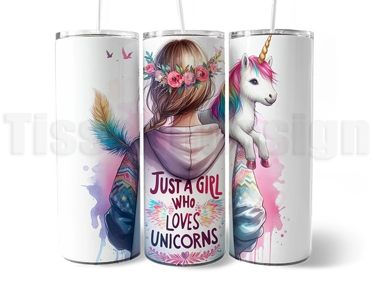 Vit 20 oz (ca 600 ml) tumbler med enhörningsmotiv och texten “Just a Girl Who Loves Unicorns”. Regnbågsfärger, blomsterkrans och magisk känsla.