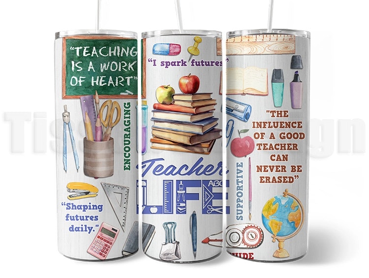 Vit 20 oz (ca 600 ml) tumbler med lärarmotiv: skolmaterial, böcker, jordglob och citat. Termosmugg för lärare och pedagoger.