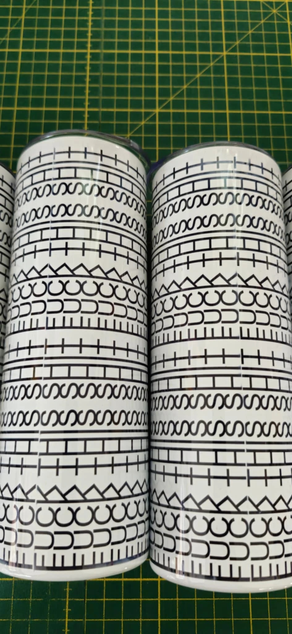 Flera tumblers med tryck i olika stygnmönster – outletvariant med små avvikelser