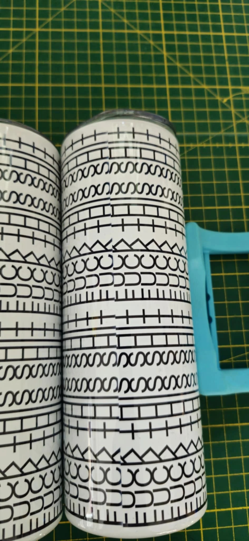 Tumbler med svartvit sömdesign – mindre mönsterförskjutning synlig