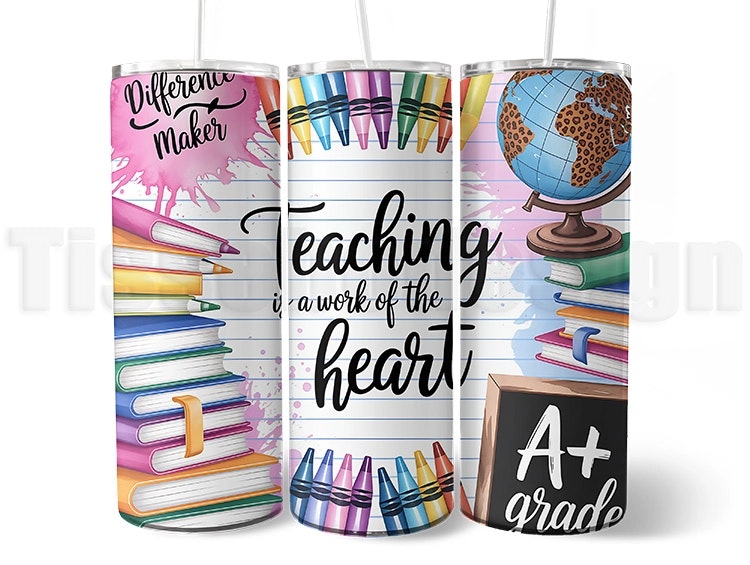 Vit 20 oz (ca 600 ml) tumbler med bokmotiv och citat om läraryrket. Pastellfärger, glob och text “Teaching is a work of the heart”.
