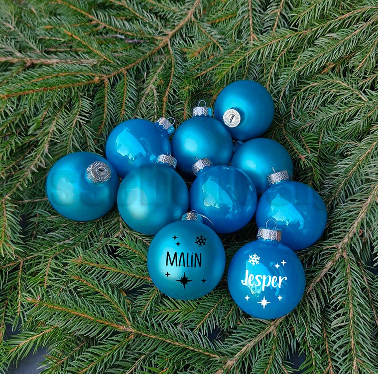 Turkosa julkulor i glas med namn, storlekar 6 cm och 8 cm, i matt och blank finish.