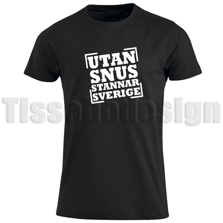 Svart T-shirt med vit text Utan Snus Stannar Sverige - humoristisk design, 100% bomull, unisex, S till 5XL..